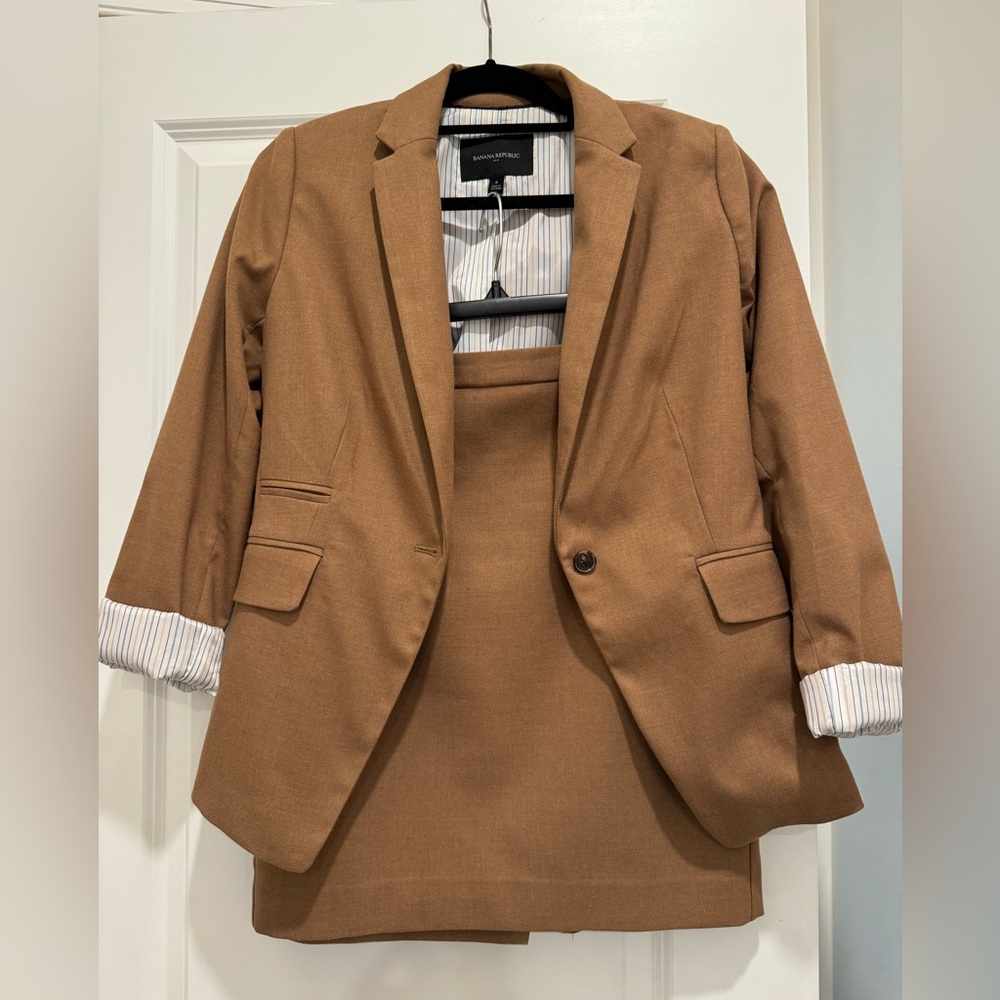 Banana Republic Factory Skirt Suit- Jacket size 6, Skirt size 6p